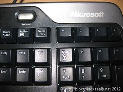 microsoft_natural_ergonomic_keyboard_4000_numpad_thumb