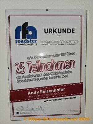 Ich durfte eine Roadsterfreunde Austria Urkunde entgegen nehmen. Roadsterfreunde-Austria-Urkunde