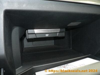 Handschuhfach mit DVD-Laufwerk im Mazda 3 / SP / CD110 / GT / NAVI