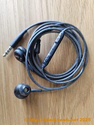 Ein in-ear Kabelheadset mit Klinkenanschluss vom Samsung Galaxy Note 9. samsung galaxy headset