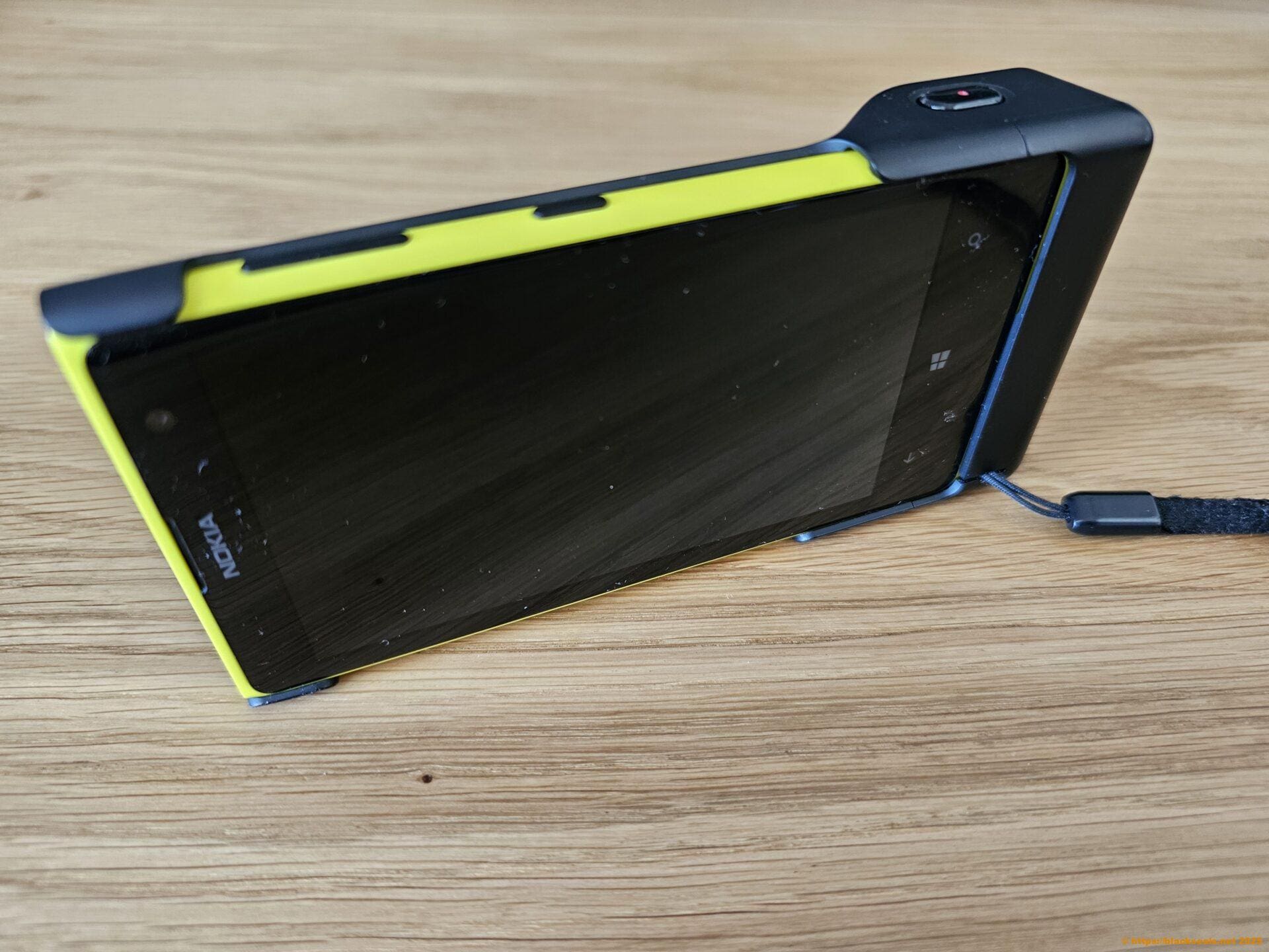 Nokia Lumai 1020 in Camera-Grip Rückseite