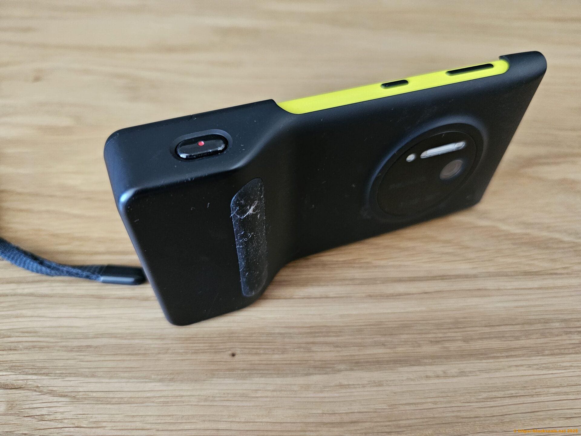 Nokia Lumai 1020 in Camera-Grip Vorderseite
