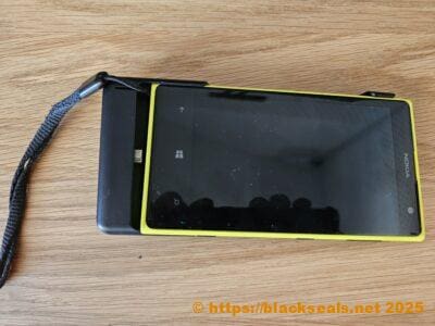 Nokia Lumai 1020 in Camera-Grip schieben