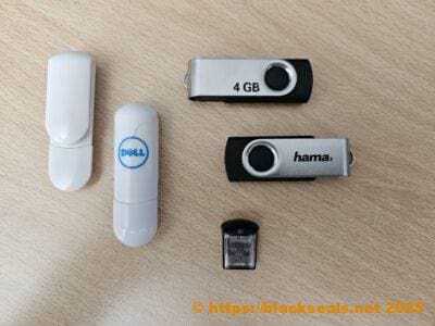 Vier USB-Sticks, die als Werbung von hama und Dell kommen. Unten rechts ein gekaufter von SanDisk. werbe usb-stick