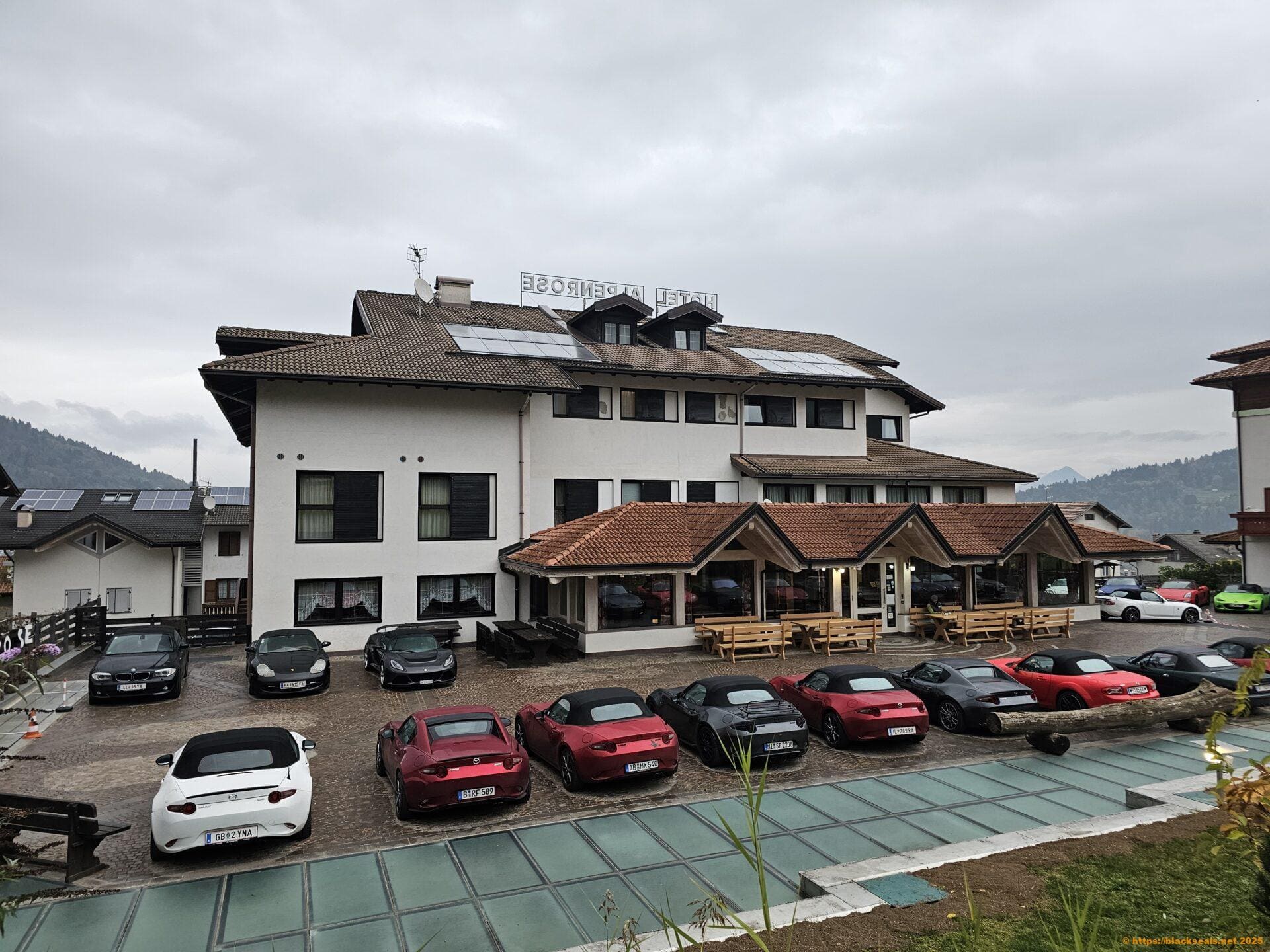 Hauptgebäude hotel alpenrose 1