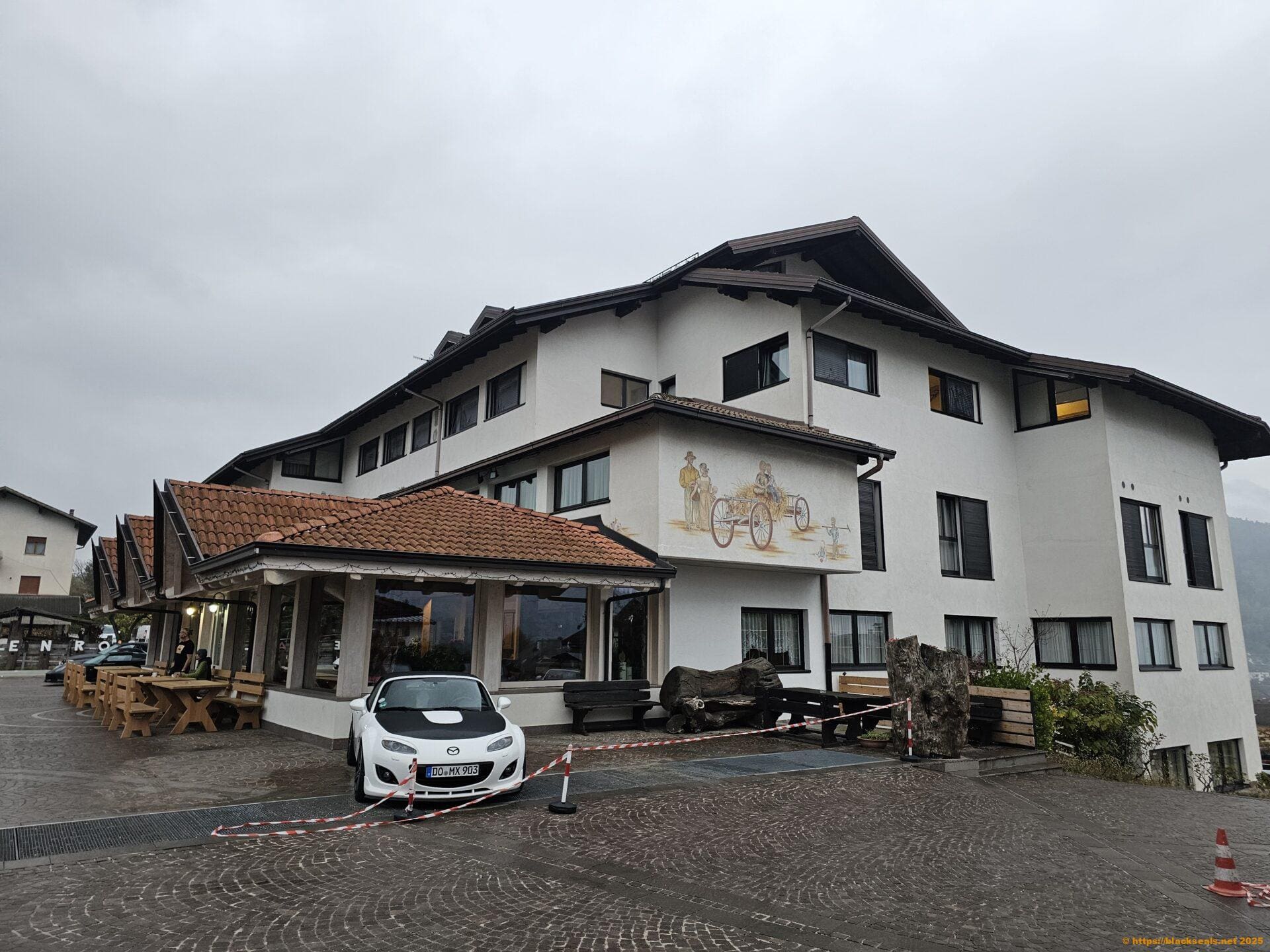 Hauptgebäude hotel alpenrose 2