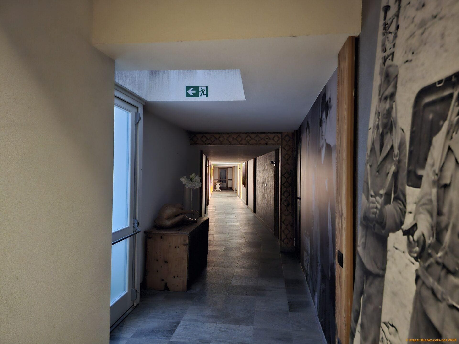 Durchgang zum Nebengebäude hotel alpenrose durchgang