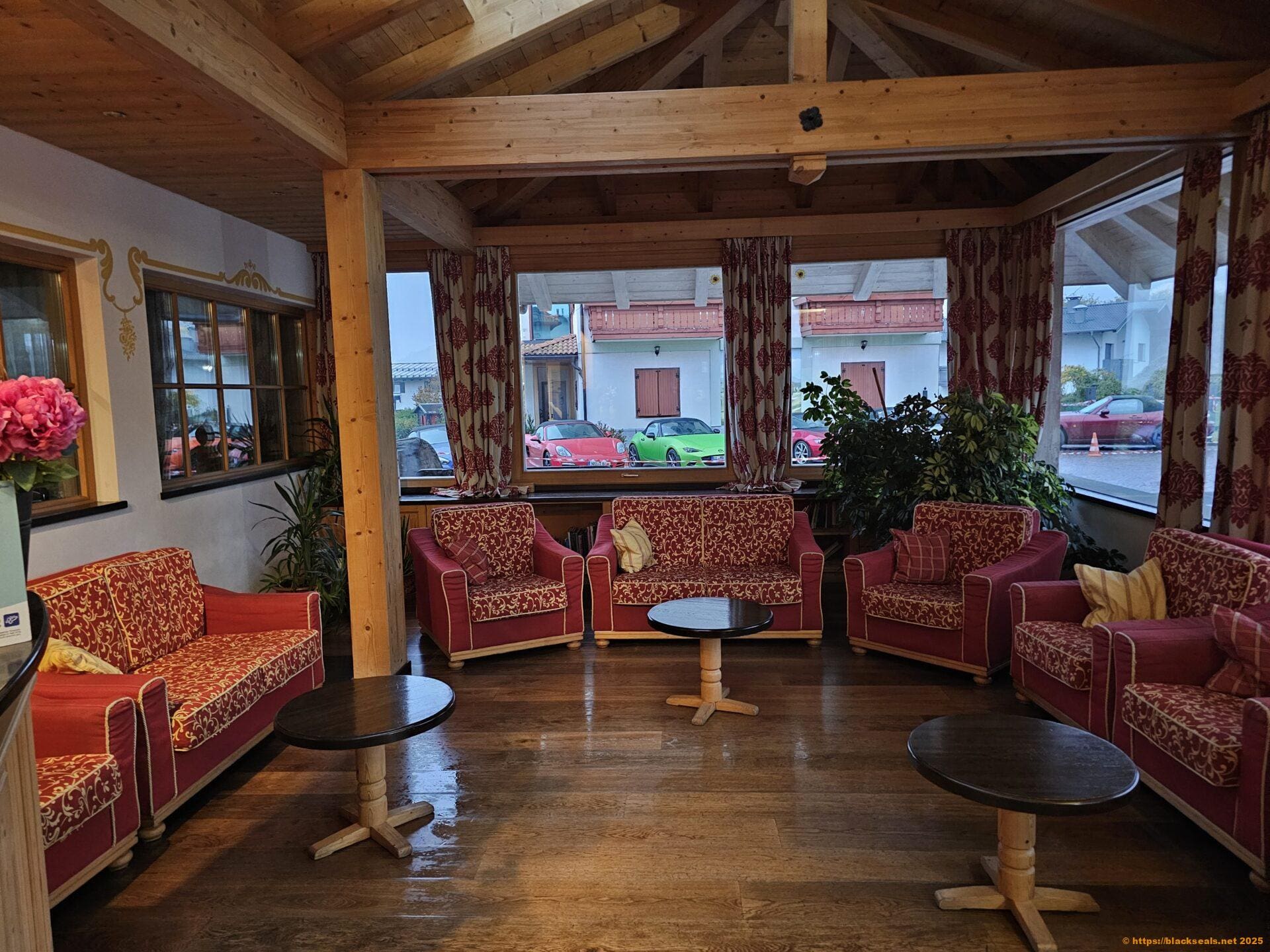 Sitzgelegenheit beim Eingang hotel alpenrose eingangsbereich