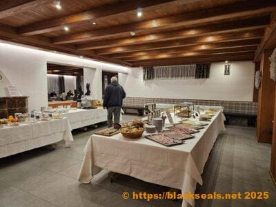 Frühstücksbuffet im Kellerbereich hotel alpenrose fruehstueck