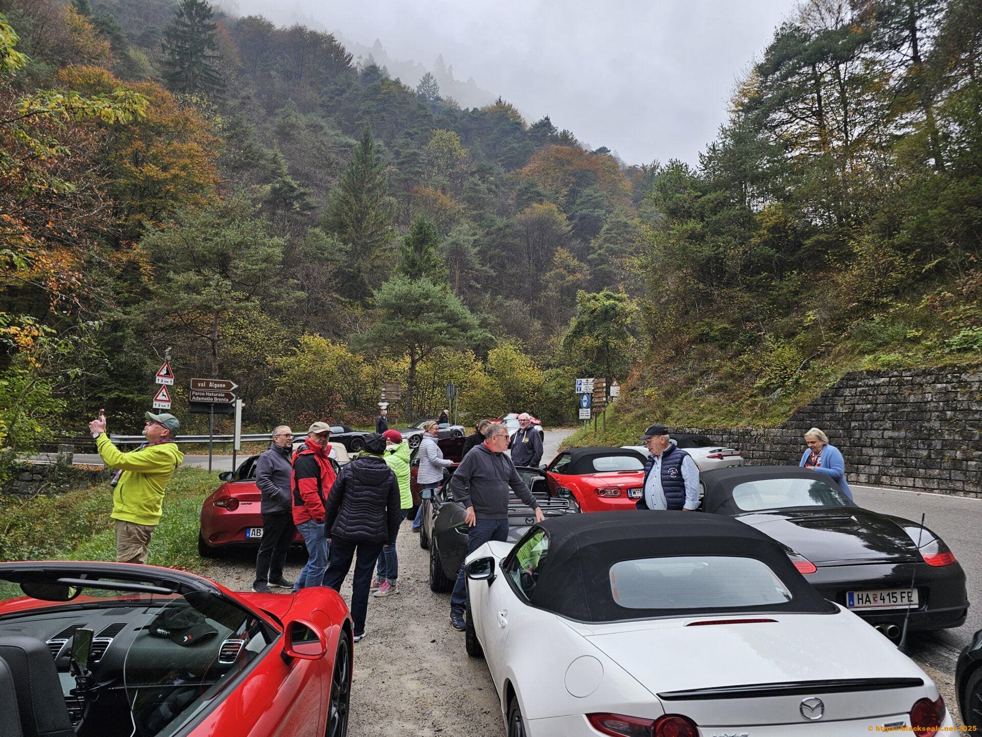 Gruppe 2 und 3 machen einen kurzen Zwischenstopp. Hier bei besserem Wetter. season-ending-2025 tag1 zwischenstopp2-1