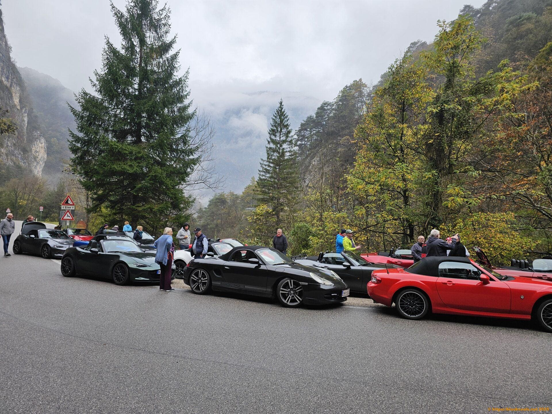 Gruppe 2 und 3 machen einen kurzen Zwischenstopp. Hier bei besserem Wetter. season-ending-2025 tag1 zwischenstopp2-2