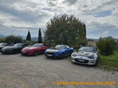 Zahlreiche Parkmöglichkeiten, aber nur zum Trinken hat die Pizzeria geöffnet... season-ending-2025 tag2 falsche-mittagspause