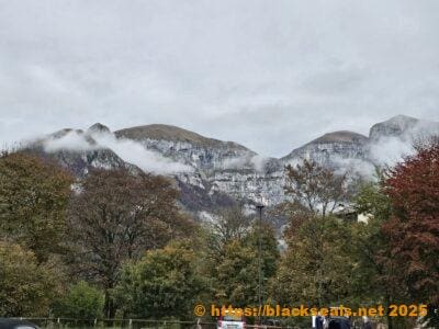 Felsformationen in der näheren Umgebung. season-ending-2025 tag2 zwischenstopp etwas-fels